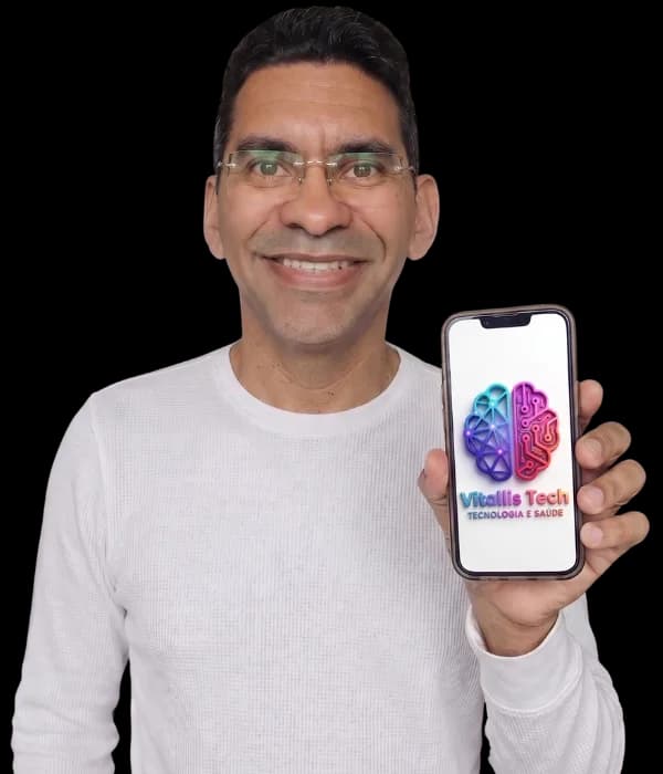 Luiz Moura segurando um celular com o logo da Vitallis Tech